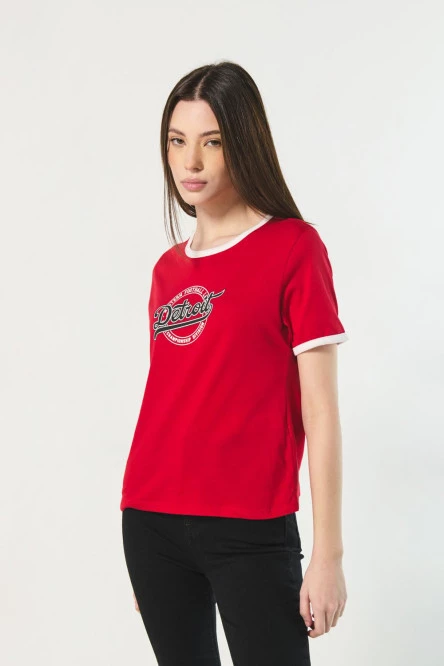 Camiseta para mujer manga corta, cuello y puños en color contraste, estampada en frente estilo College.