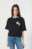 Camiseta crop top azul intensa oversize con diseño college