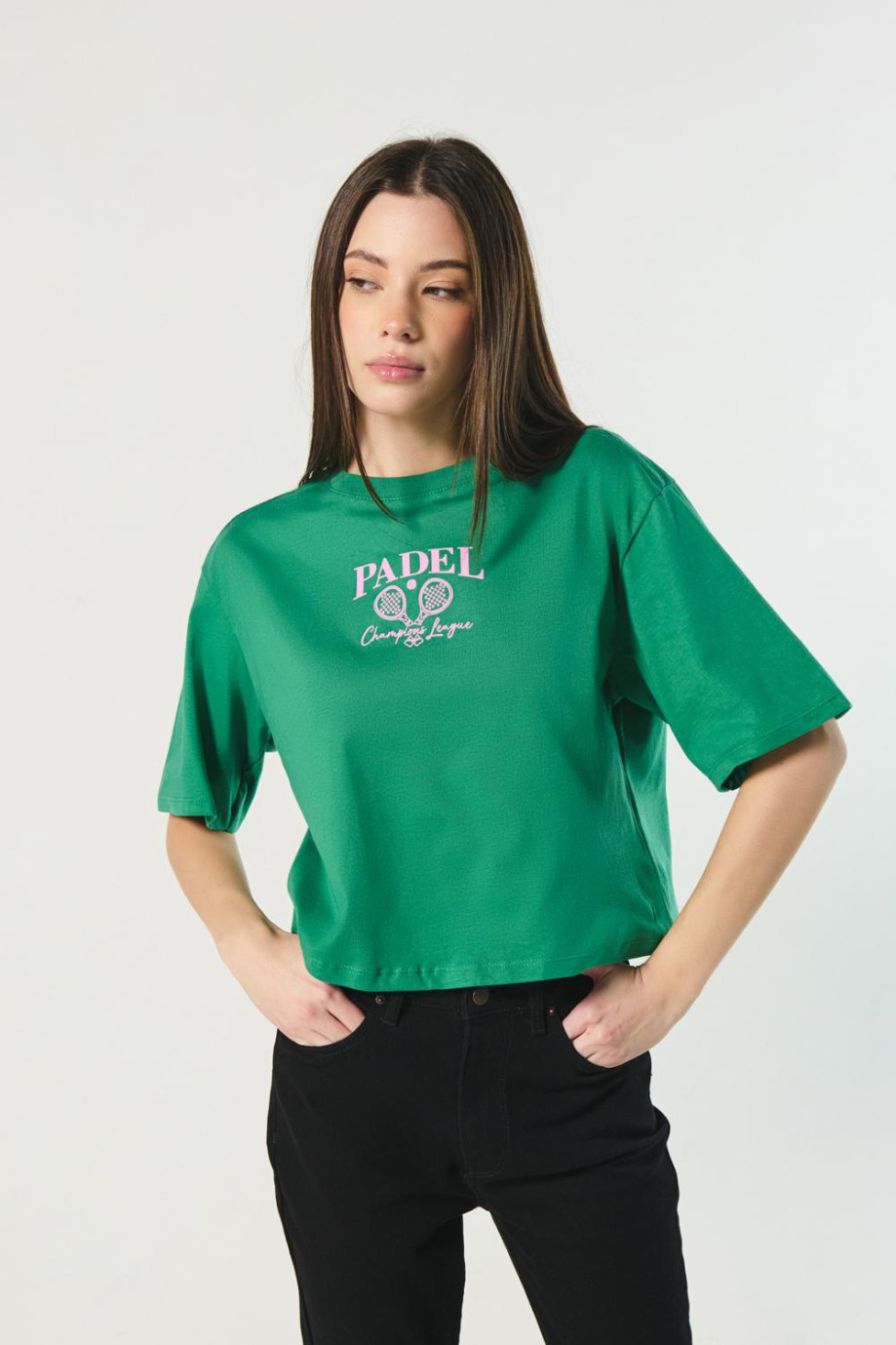Camiseta verde intensa crop top oversize con diseño college