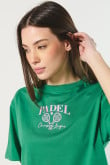 Camiseta verde intensa crop top oversize con diseño college