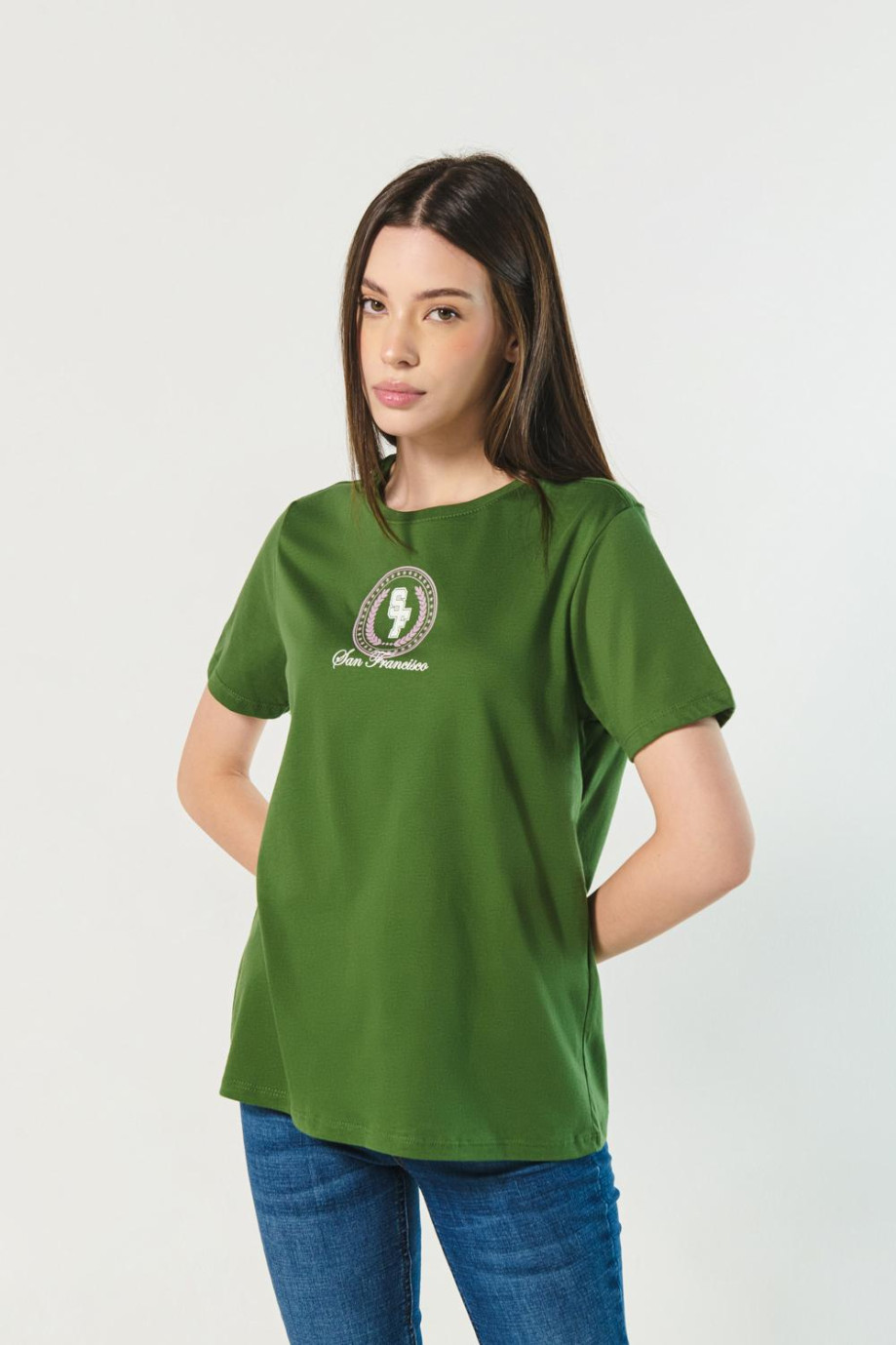 Camiseta para mujer manga corta unilcolor con estampado en frente estilo College.