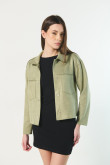 Chaqueta crop en gamuza verde clara con cuello trucker