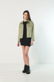 Chaqueta crop en gamuza verde clara con cuello trucker