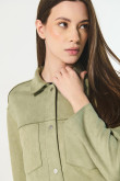 Chaqueta crop en gamuza verde clara con cuello trucker