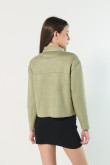 Chaqueta crop en gamuza verde clara con cuello trucker