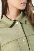 Chaqueta crop en gamuza verde clara con cuello trucker