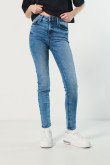 Jean jegging azul claro con desgastes y tiro súper alto