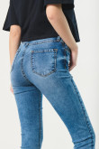 Jean jegging azul claro con desgastes y tiro súper alto