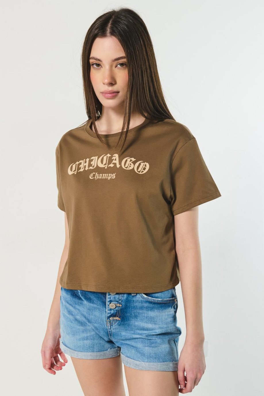 Camiseta café crop top con texto college de Chicago