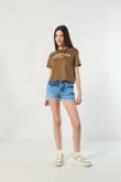 Camiseta café crop top con texto college de Chicago