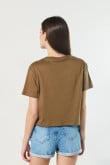 Camiseta café crop top con texto college de Chicago