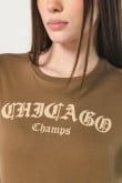 Camiseta café crop top con texto college de Chicago