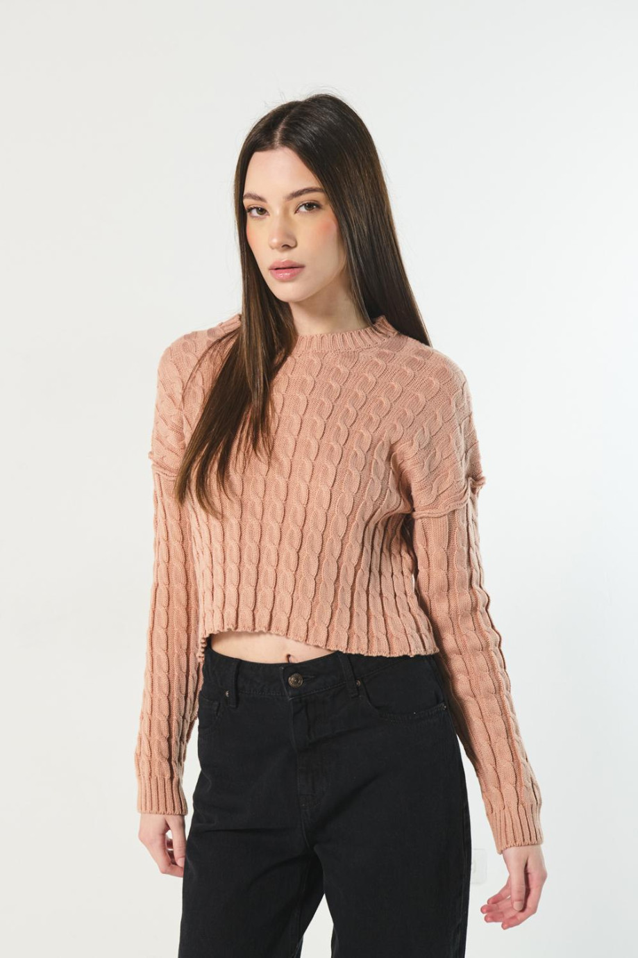 Suéter rosado claro crop top con trenzas y cuello redondo