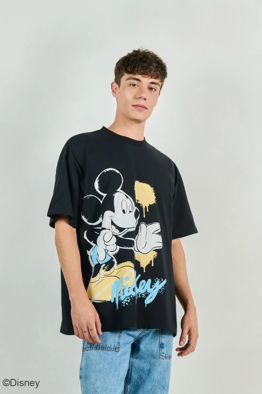 Camiseta negra oversize manga corta con diseño de Mickey