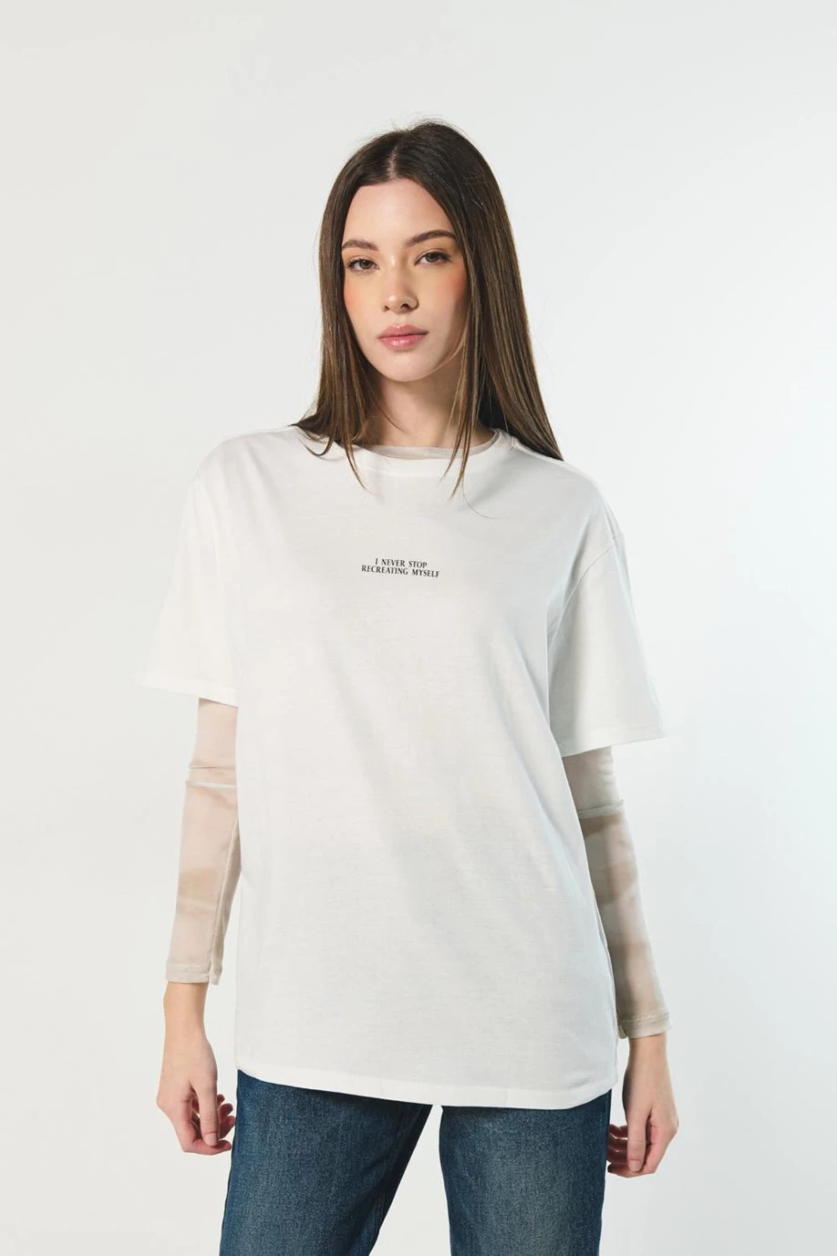 Camiseta crema clara con textos estampados y manga corta