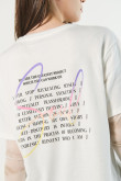 Camiseta crema clara con textos estampados y manga corta