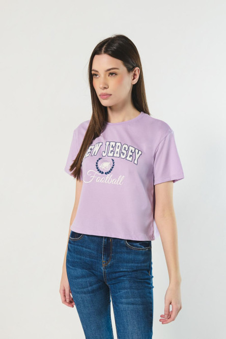 Camiseta crop top lila con diseño college y manga corta