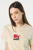 Camiseta crop top kaki clara con diseño de Hot Stuff