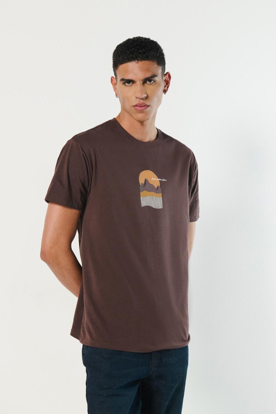 Camiseta unicolor con diseño de paisaje y manga corta