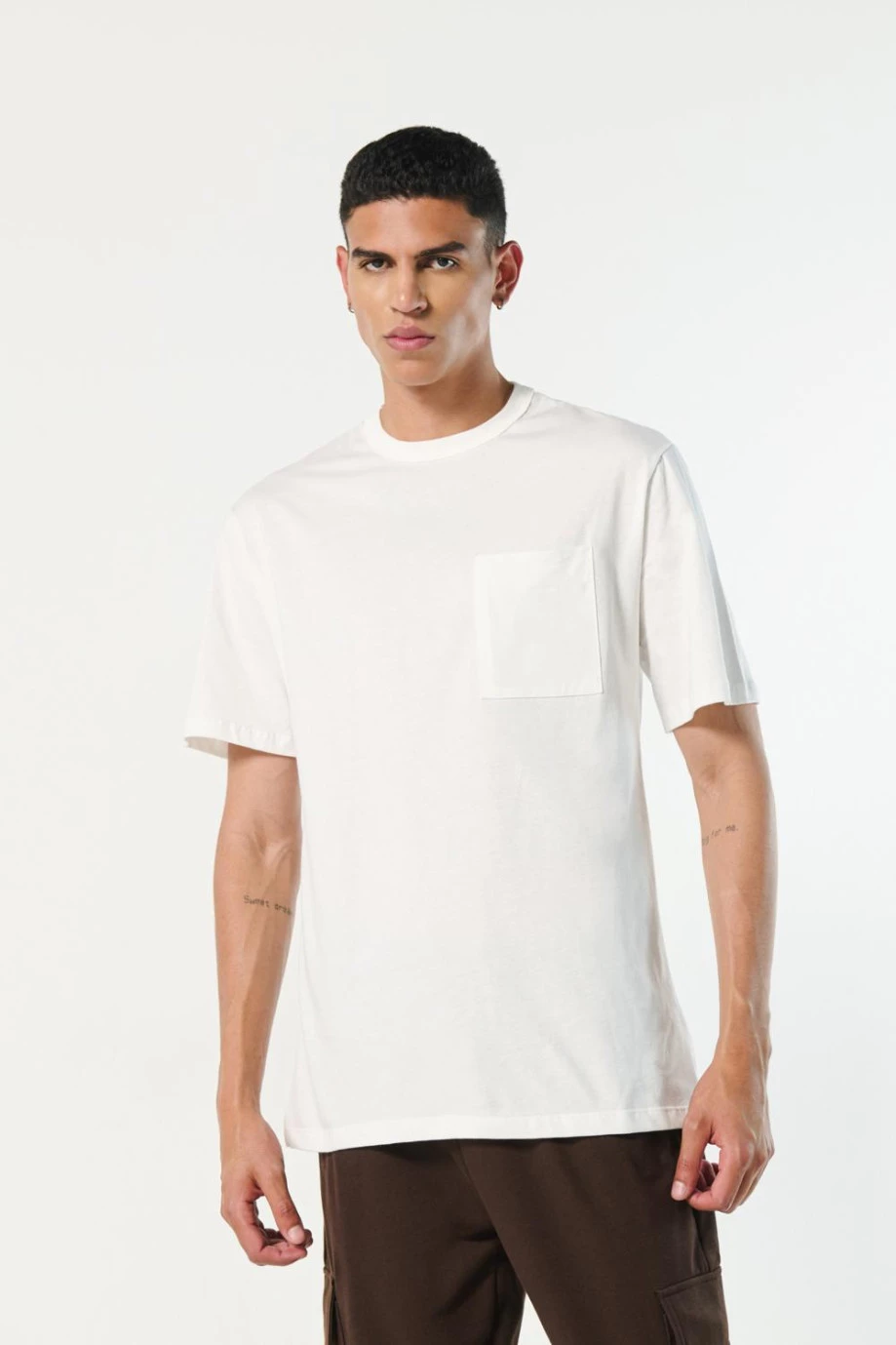 Camiseta crema oversize con manga corta y bolsillo cuadrado