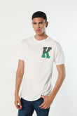 Camiseta cuello redondo crema con letra college en frente