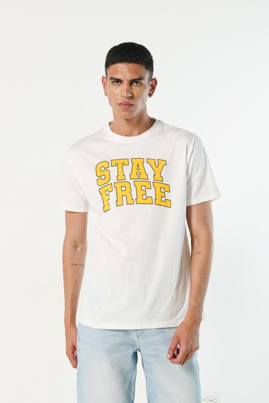Camiseta crema con texto college amarillo y manga corta