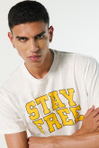 Camiseta crema con texto college amarillo y manga corta