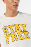 Camiseta crema con texto college amarillo y manga corta