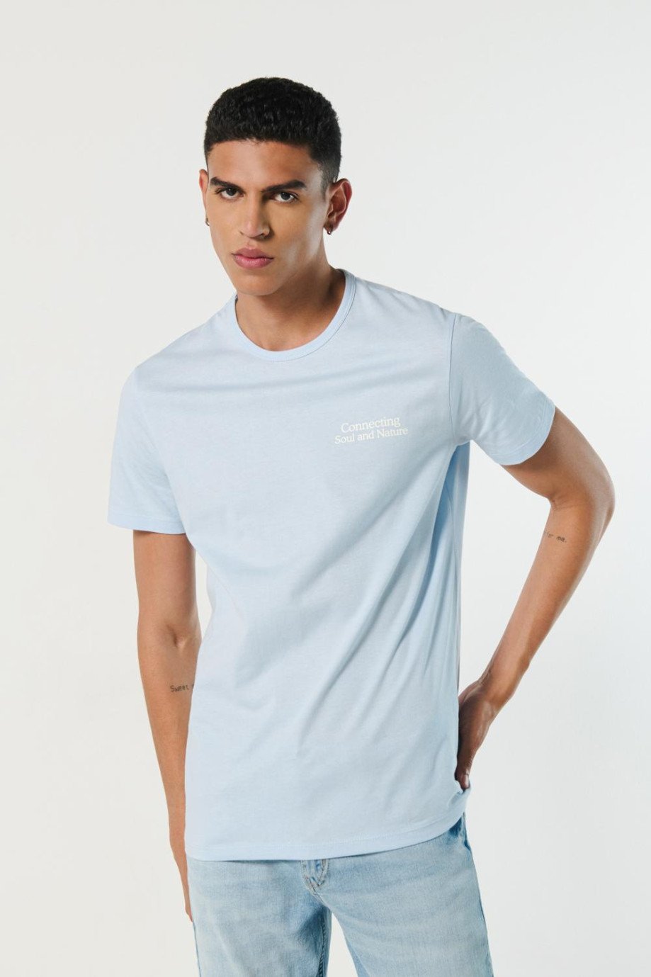 Camiseta manga corta azul clara con texto minimalista blanco