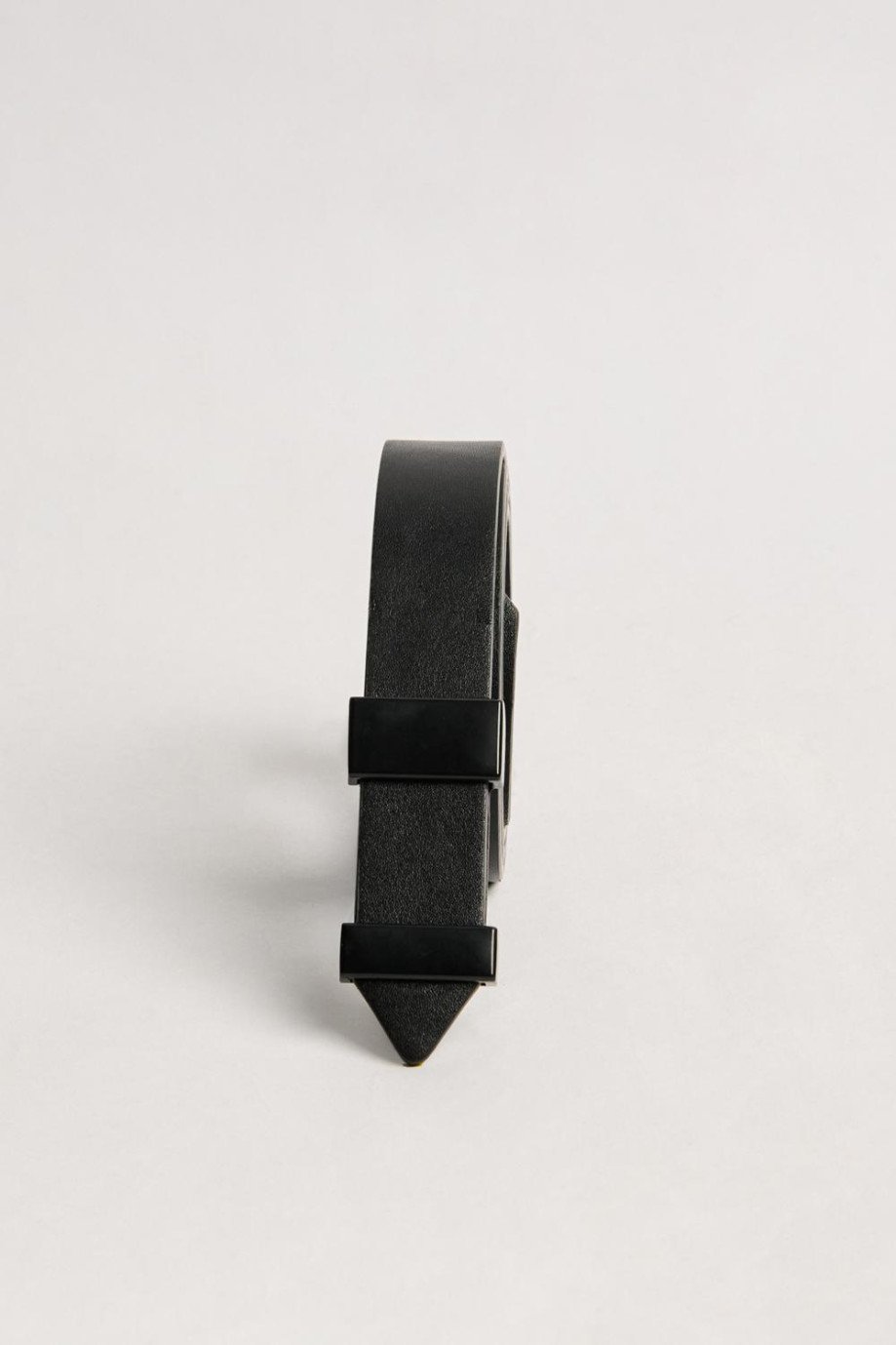 Cinturón negro con puntas en flecha y hebilla metálica