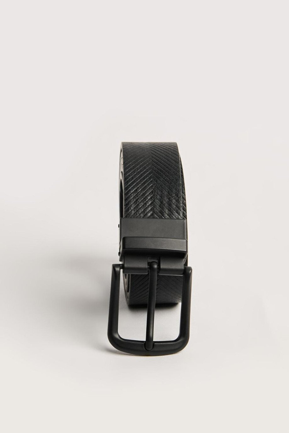 Cinturón reversible negro con hebilla cuadrada y texturas