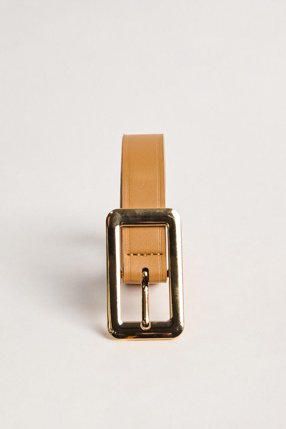 Cinturón sintético unicolor con hebilla rectangular dorada