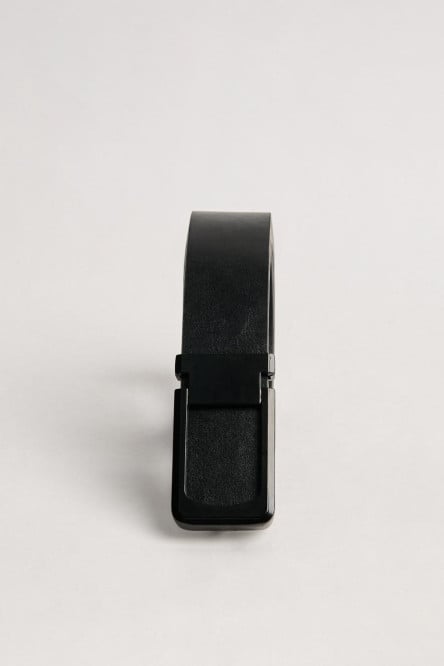 Cinturón sintético negro de textura lisa con hebilla