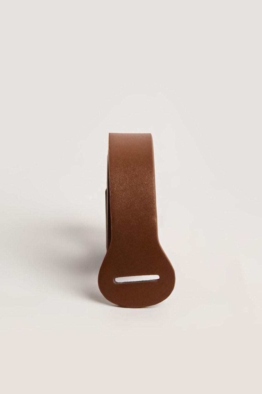 Cinturón sintético café tipo nudo de textura lisa