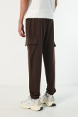 Jogger cargo unicolor ajustado con bolsillos laterales