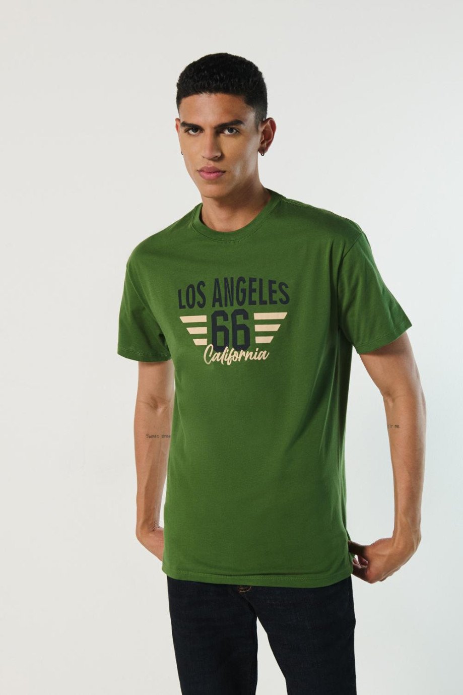 Camiseta verde oscura manga corta con diseño college