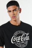 Camiseta negra con cuello redondo y diseño de Coca-Cola