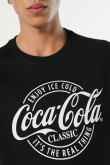 Camiseta negra con cuello redondo y diseño de Coca-Cola