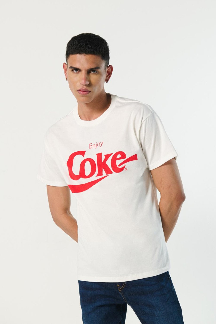 Camiseta cuello redondo crema con diseño de Coca-Cola