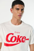 Camiseta cuello redondo crema con diseño de Coca-Cola