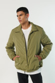 Chaqueta liviana verde con cuello trucker y forro acolchado