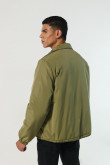 Chaqueta liviana verde con cuello trucker y forro acolchado