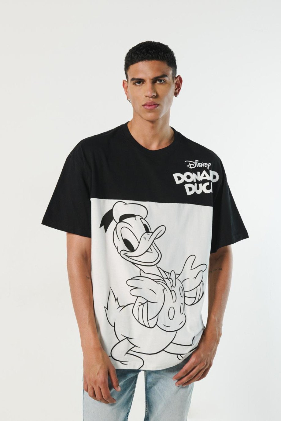 Camiseta negra oversize manga corta con arte de Donald