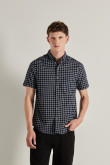 camisa-cuello-button-down-manga-corta-en-slim-fit-con-tela-de-cuadros-vichy-en-oxford-100-algodon-ideal-para-combinar-con-prend