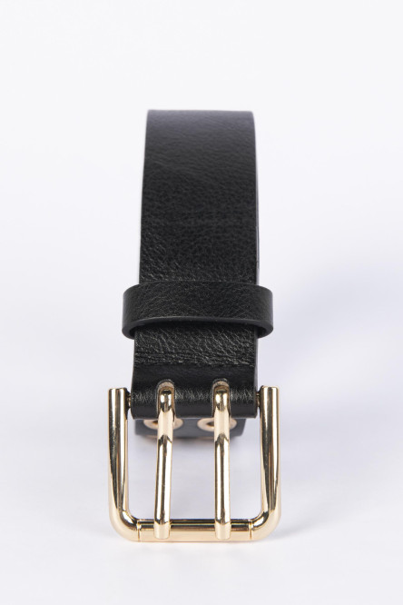 Cinturón negro femenino, elaborado en sintético, cuenta con 2 hileras de de taches metálicos con efecto color oro