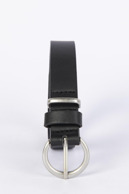 Cinturón femenino en color negro,  con textura, lleva hebilla de doble aro y punta recta.