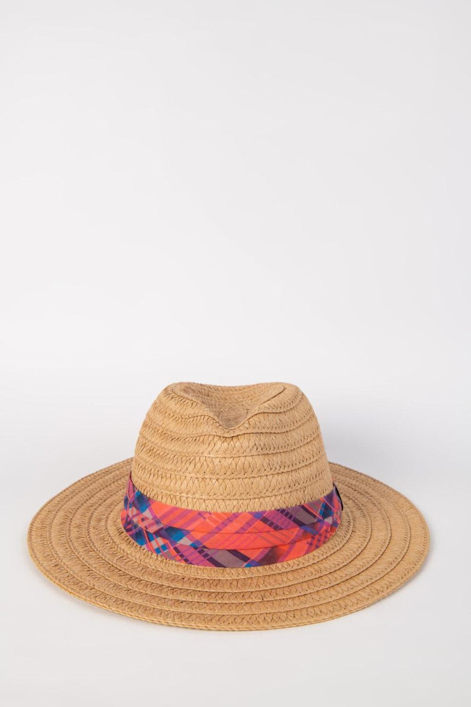 Sombrero panama en tejido trenzado camel con cinta en contorono.