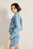 Chaqueta de jean cropped azul clara con bolsillos de parche