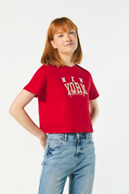 Camiseta crop top roja oscura con diseño college de NY