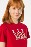 Camiseta crop top roja oscura con diseño college de NY